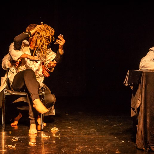 Spektakl-egzamin studentów wydziału lalkarskiego z akademii teatralnej we Wrocławiu. Dwie aktorki obok siebie, jedna trzyma zwój lin zasłaniający jej twarz.