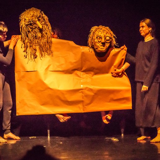 Spektakl-egzamin studentów wydziału lalkarskiego z akademii teatralnej we Wrocławiu. Aktorki z wielkimi maskami symbolizującymi obrzydliwe twarze.
