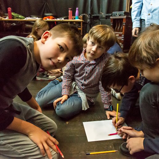 Warsztaty edukacyjne z dziećmi i młodzieżą teatralne refleksje. Dzieci robią rysunki - bazgroły.