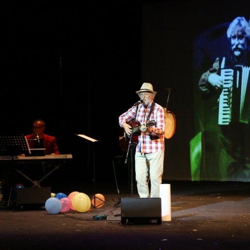 Andrzej Mikosza na scenie w trakcie reczitalu.