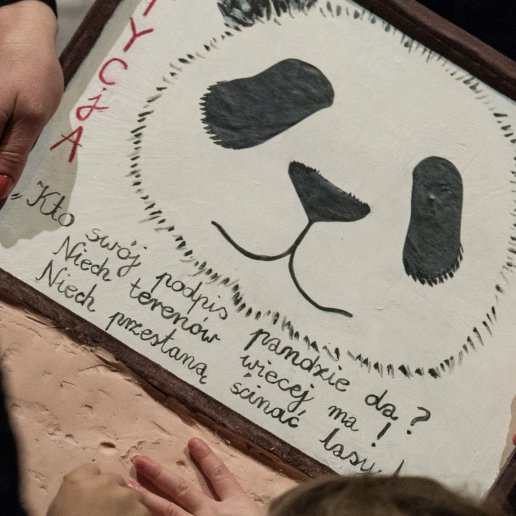 Petycja dotycząca ochrony pandy wielkiej. Dzieci odciskają na niej swoje palce, tym samym popierając petycję.