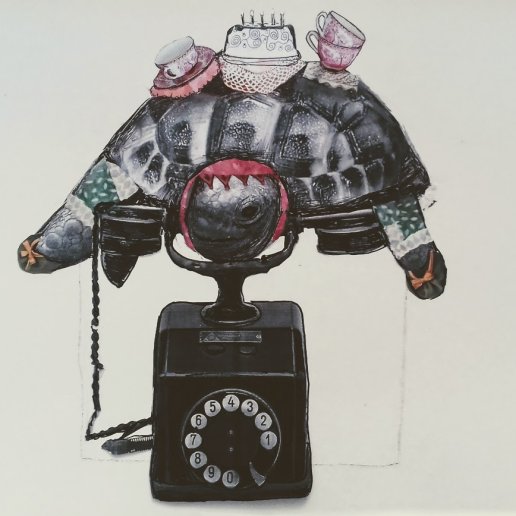 Projekt scenograficzny - kolorowy rysunek żółwia siedzącego na starym modelu telefonu ze słuchawką i tarczą.