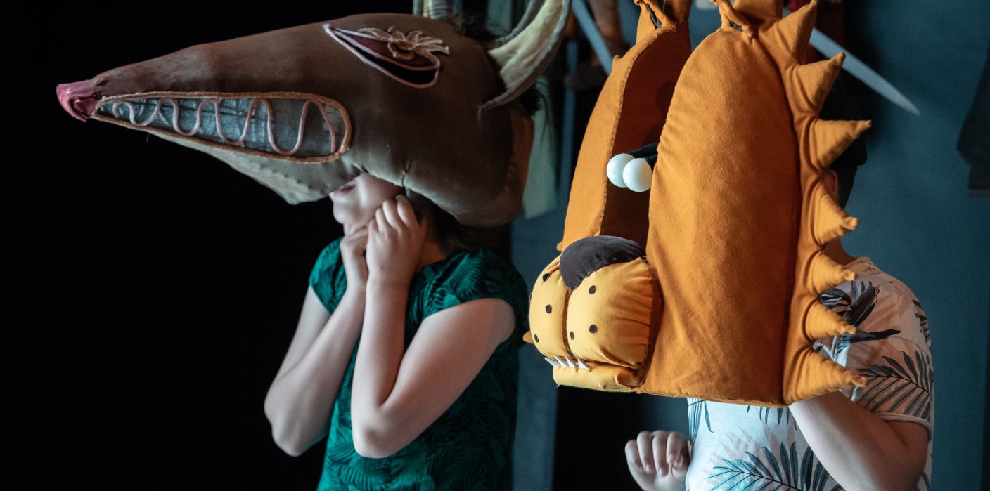 Dzieci w teatralnych maskach zwierząt