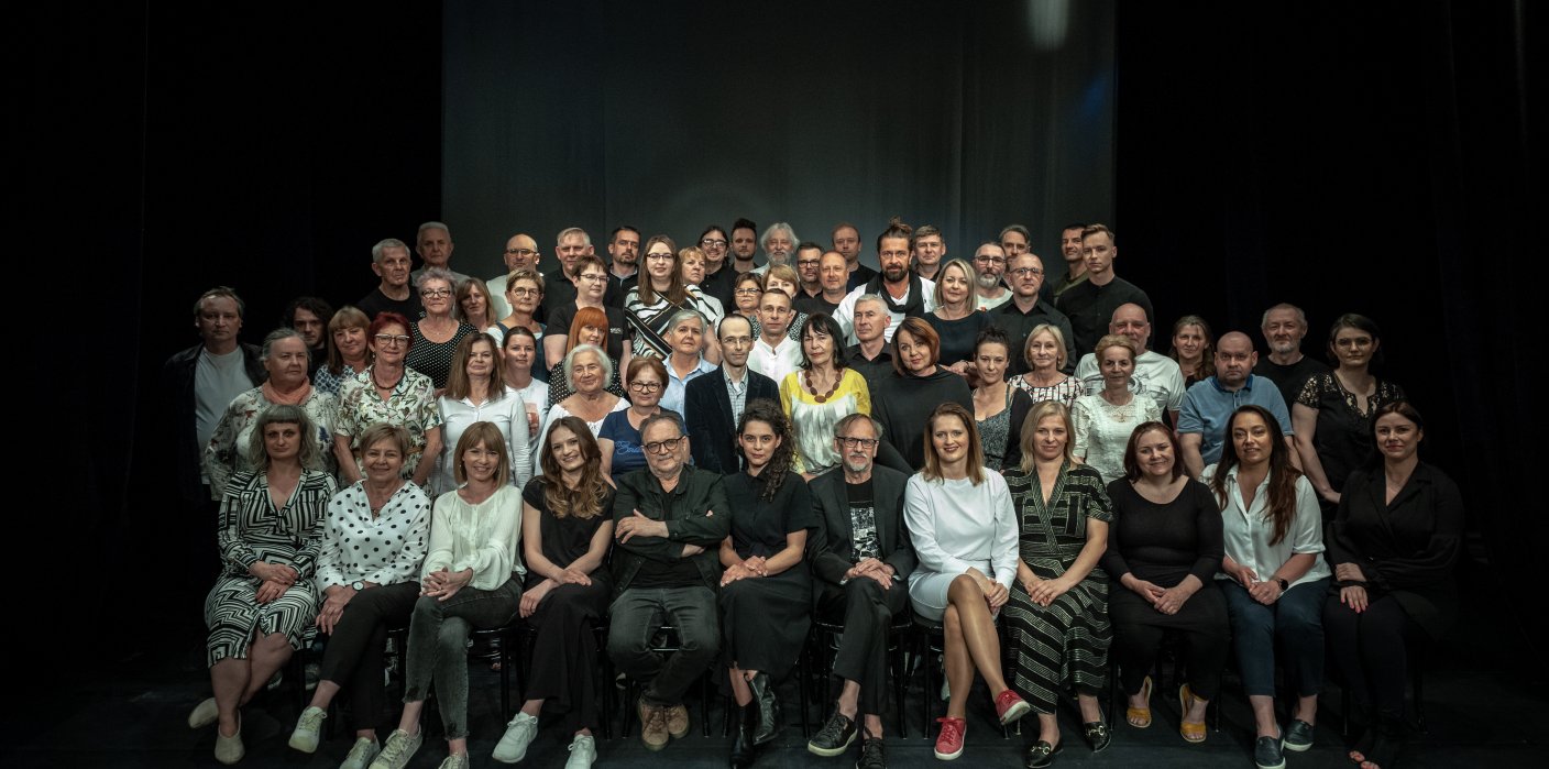 zdjęcie grupowe wszystkich pracowników teatru